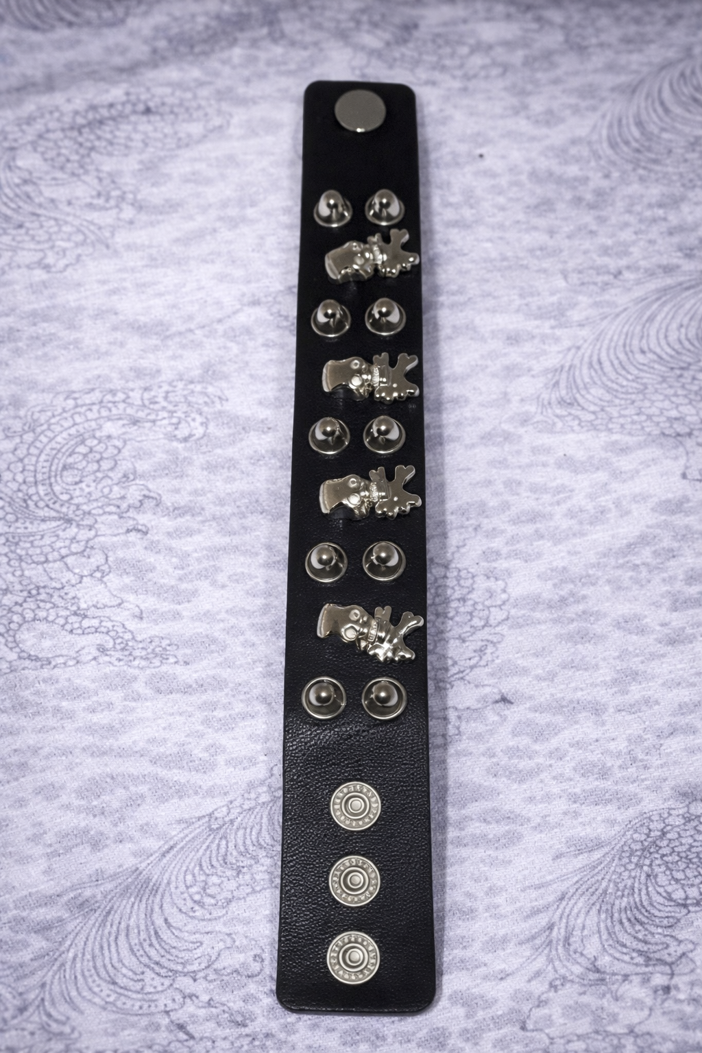 Bracciale Gothic Punk Nero con Teschi e Borchie – Spike Skull Bracelet Dark Alternative Y2K