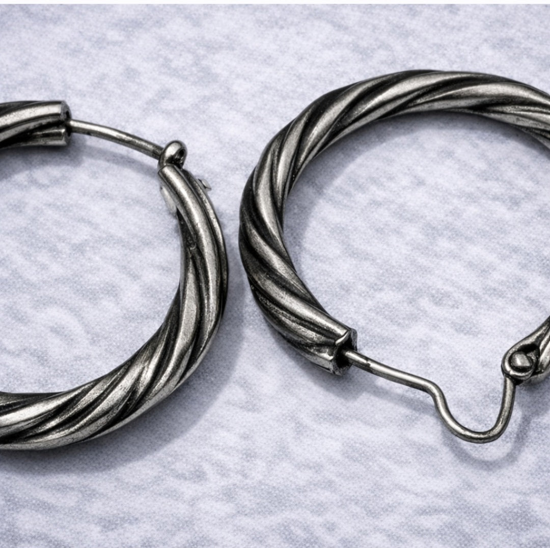 Orecchini a Cerchio Donna 30 mm – Acciaio Effetto Corda, Stile Minimal