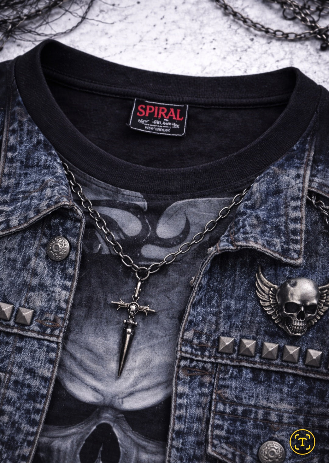 T-shirt gothic nera con teschio e stampa effetto gilet borchiato – stile rock alternative