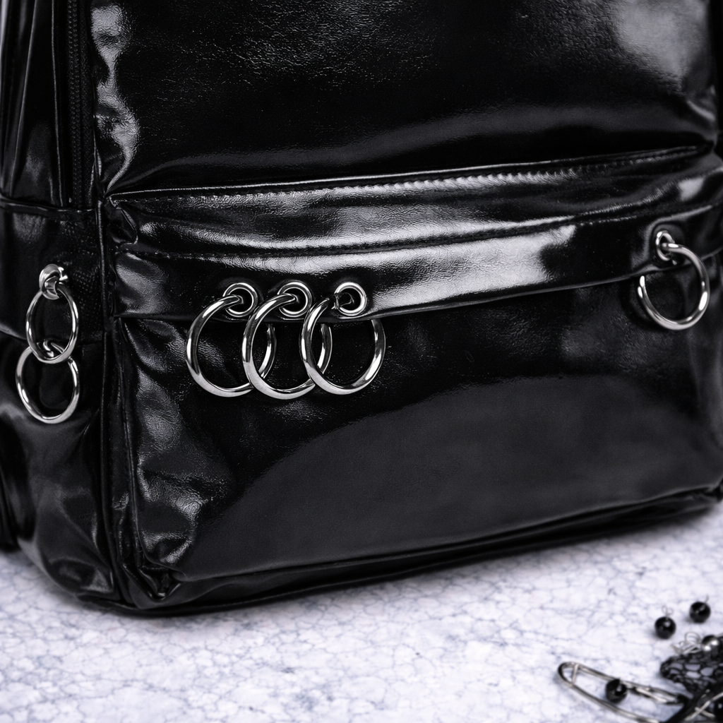 Zaino Gothic Nero Lucido con Croce e Anelli Metallici | Punk Alternative