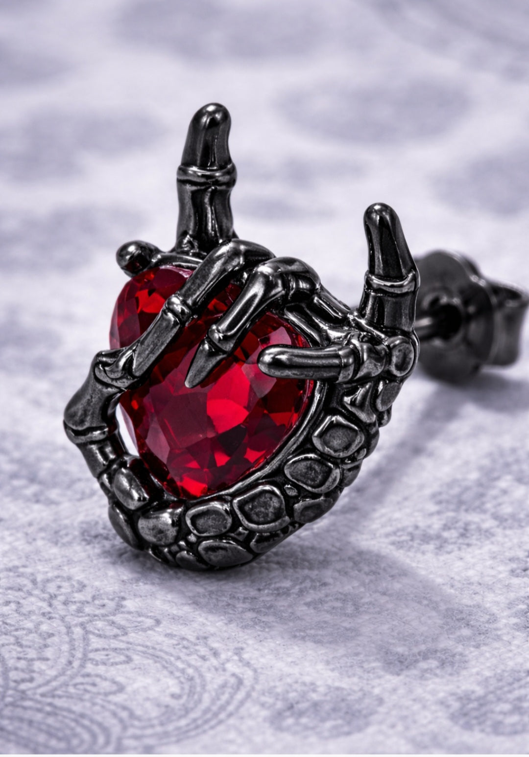 Orecchini Gothic Cuore Rosso con Mano Scheletrica – Dark Punk Unisex – NUOVO