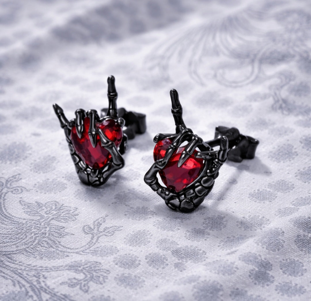 Orecchini Gothic Cuore Rosso con Mano Scheletrica – Dark Punk Unisex – NUOVO