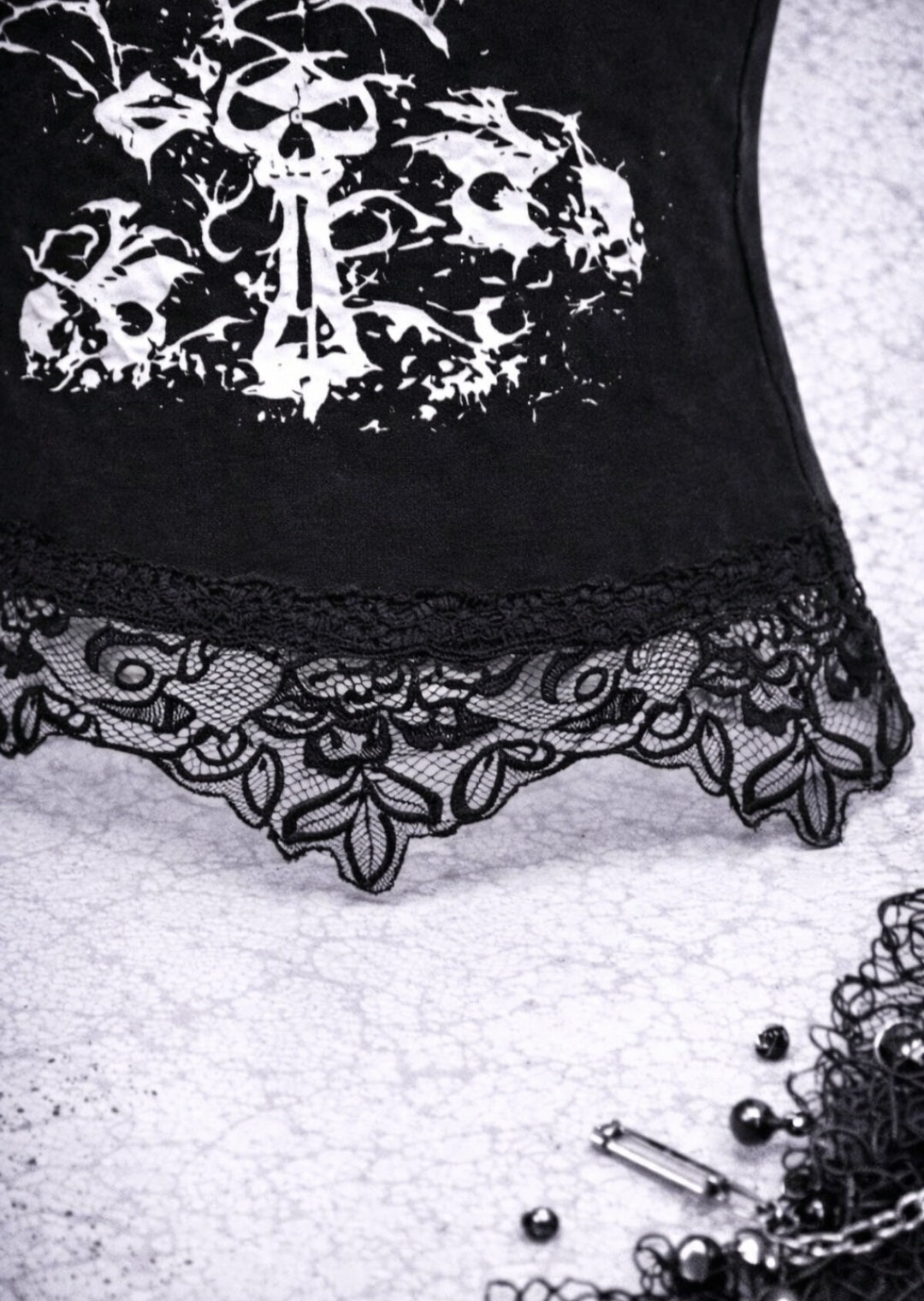 Top gothic nero con stampa pipistrello e bordo in pizzo