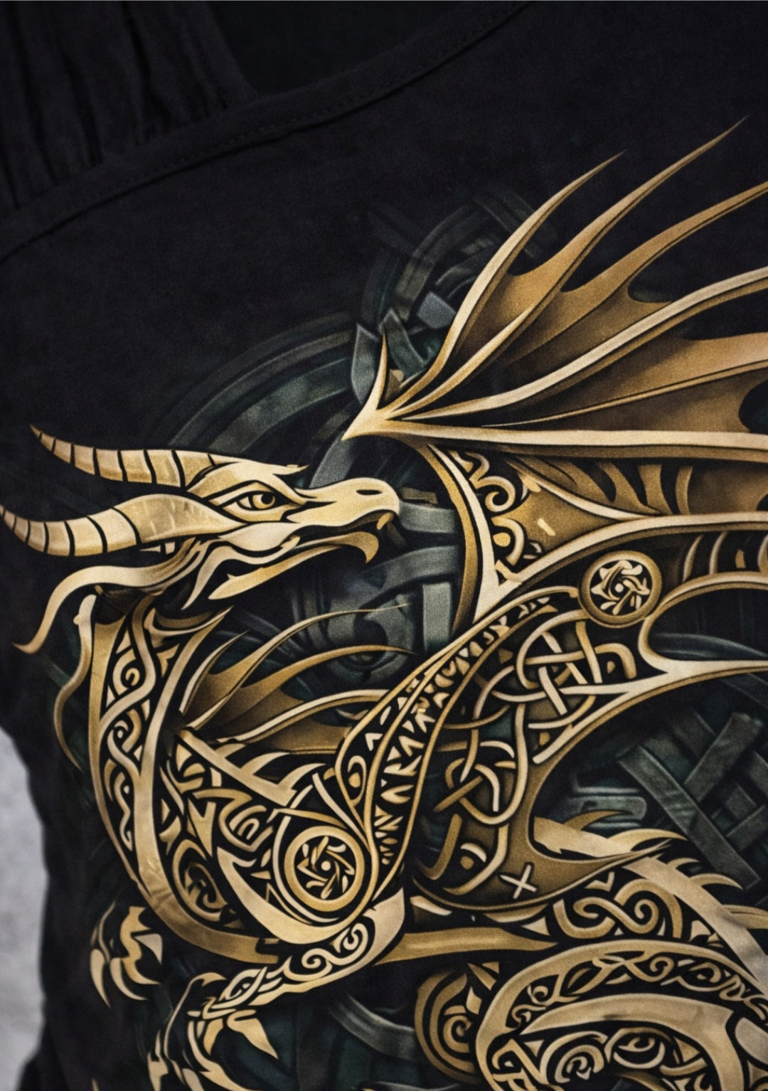 Gothic Dragon Top – Canotta Punk Rock Nera con Drago Celtico | Darkwear Alternative