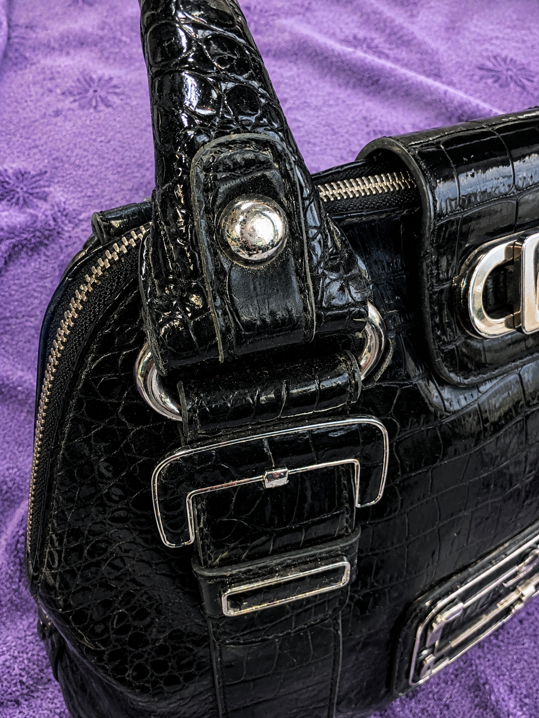 Borsa GUESS Nera Effetto Cocco Lucido – Borsa Donna Y2K con Dettagli Argento