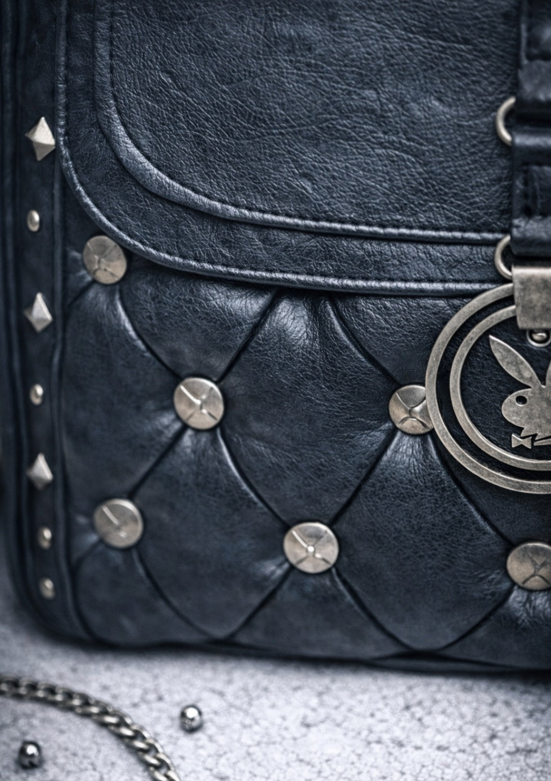 Borsa Playboy Gothic Nera con Borchie e Charm – Tracolla Punk Dark in Ecopelle