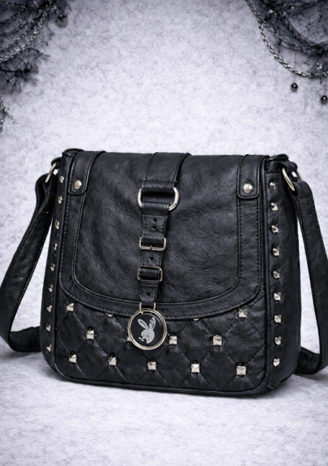 Borsa Playboy Gothic Nera con Borchie e Charm – Tracolla Punk Dark in Ecopelle
