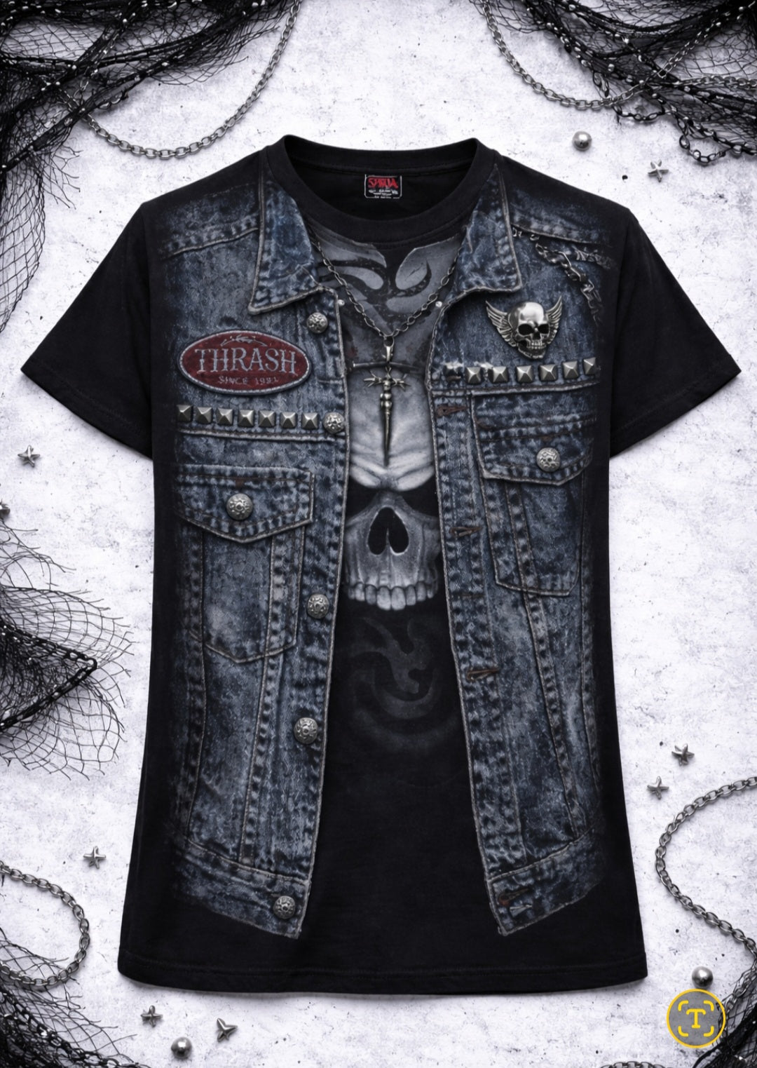 T-shirt gothic nera con teschio e stampa effetto gilet borchiato – stile rock alternative