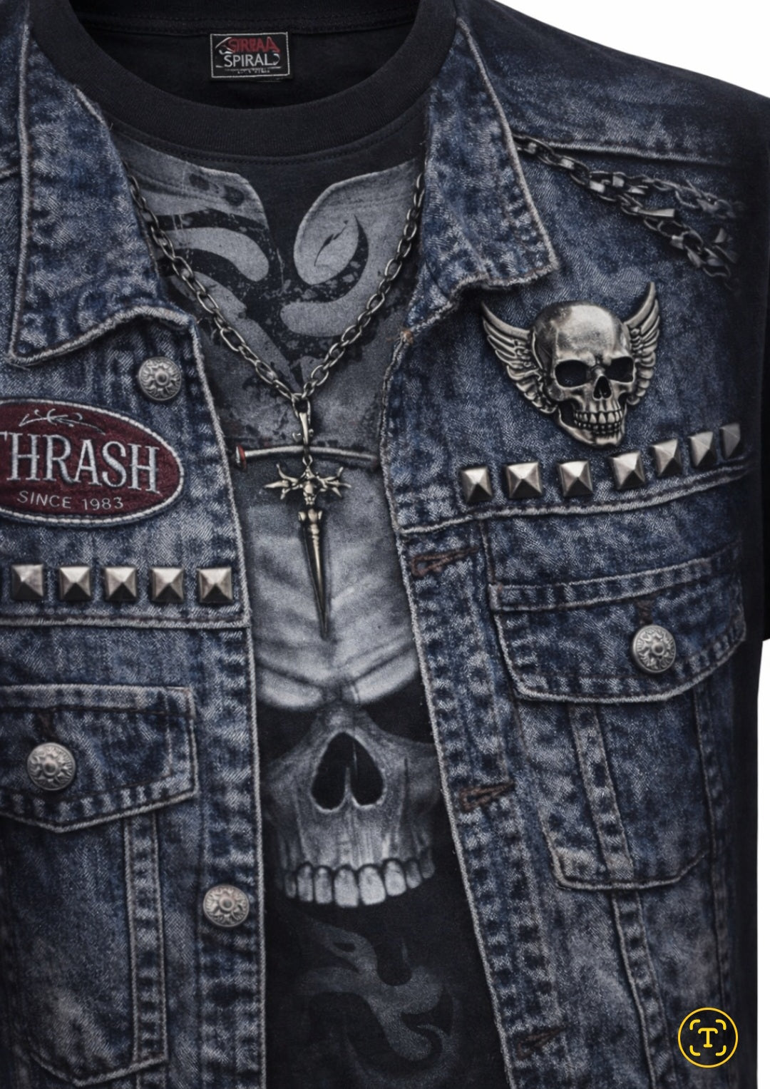 T-shirt gothic nera con teschio e stampa effetto gilet borchiato – stile rock alternative