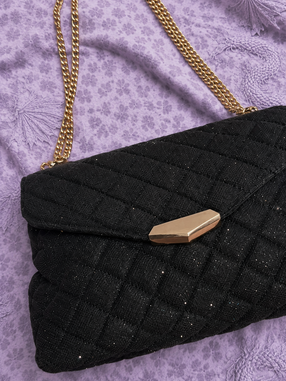 Borsa Nera Trapuntata con Catena Dorata – Elegante Tracolla Donna per Cerimonie e Serate