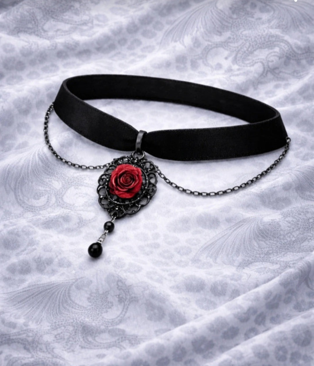 Choker Gotico Nero con Rosa Rossa e Catenella – Collana Gothic Punk Dark Aesthetic Regolabile