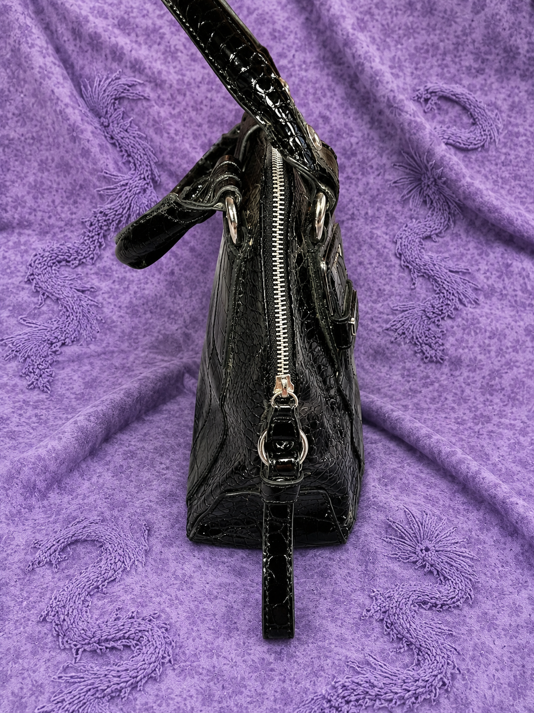 Borsa GUESS Nera Effetto Cocco Lucido – Borsa Donna Y2K con Dettagli Argento
