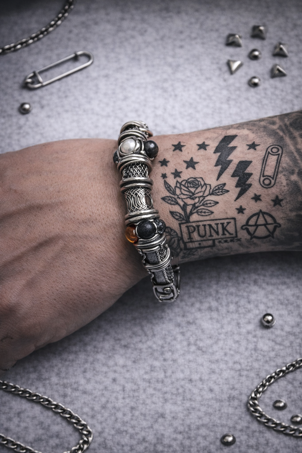 Bracciale Unisex Vintage Y2K con Perle e Pietre – Maglia Metallica Argento – USATO